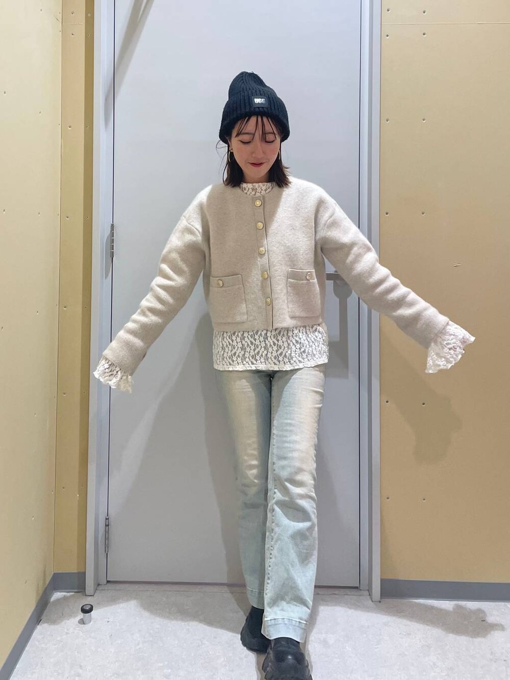 ホワイト系のカーディガン/ボレロを着用したレディースの冬コーディネートの2枚目の写真