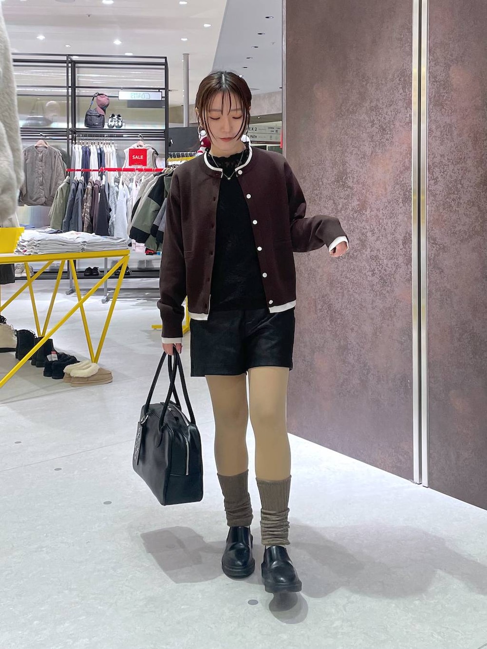 ブラック系のその他パンツ、ブラウン系のカーディガン/ボレロ、ブラック系のボストンバッグを着用したレディースの冬コーディネートの2枚目の写真