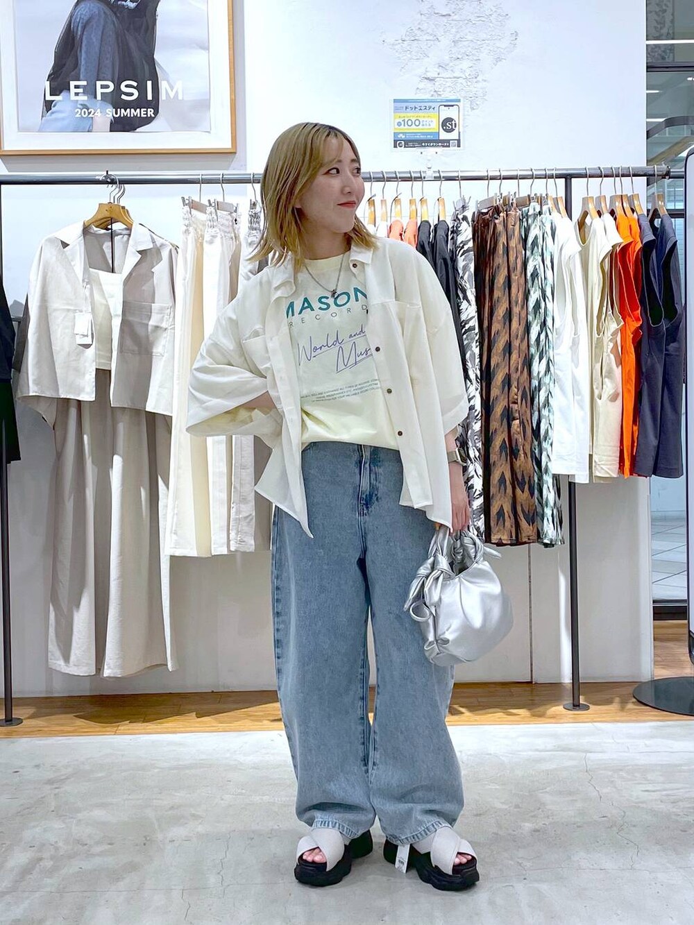 ホワイト系のシャツ/ブラウス、ブルー系のデニムパンツ、イエロー系のTシャツ/カットソーを着用したレディースの夏コーディネートの2枚目の写真