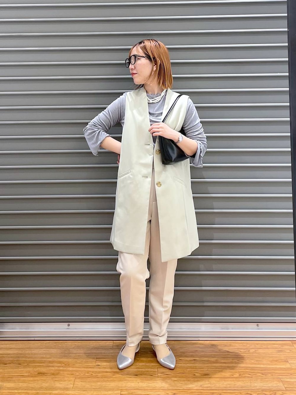 グレー系のTシャツ/カットソー、ブラック系のハンドバッグ、ホワイト系のその他パンツを着用したレディースの冬コーディネートの3枚目の写真