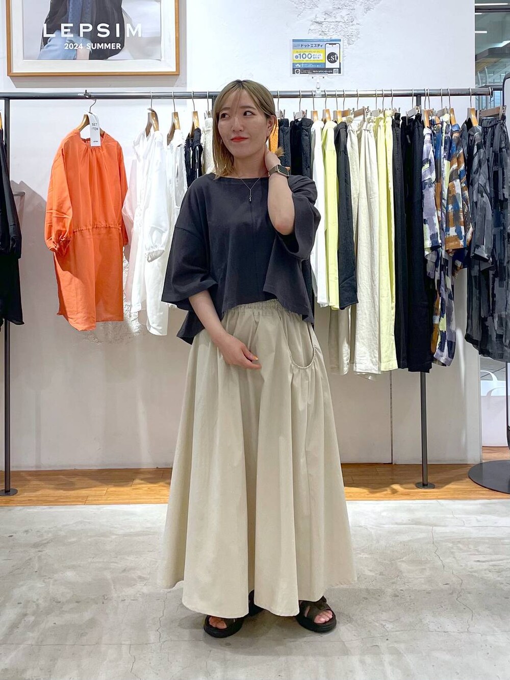 ホワイト系のスカート、グリーン系のサンダル、グレー系のTシャツ/カットソーを着用したレディースの夏コーディネートの2枚目の写真