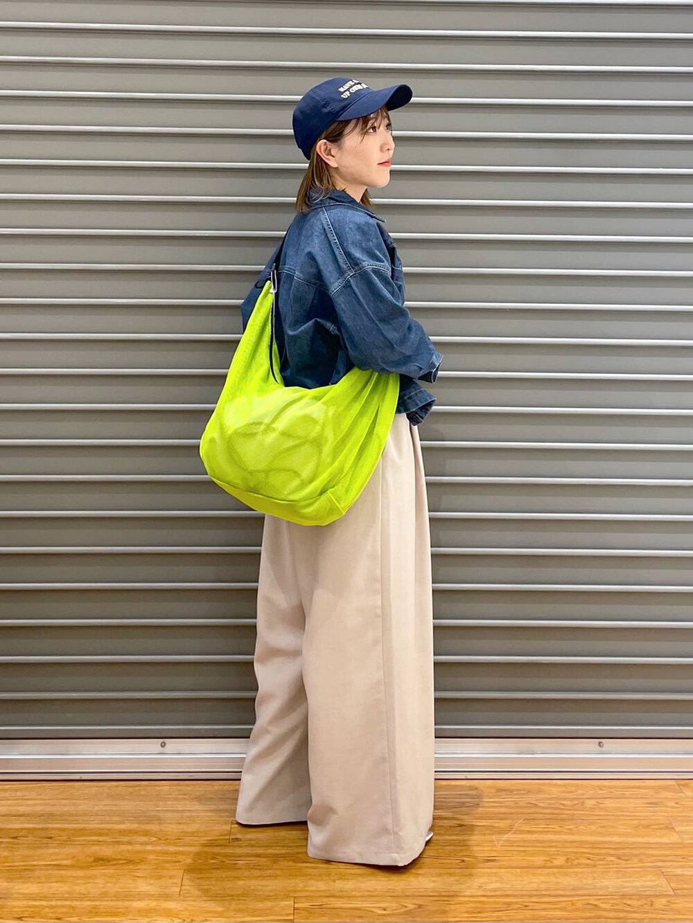 シルバー系のサンダル、グリーン系のショルダーバッグ、ホワイト系のその他パンツを着用したレディースの春コーディネートの2枚目の写真