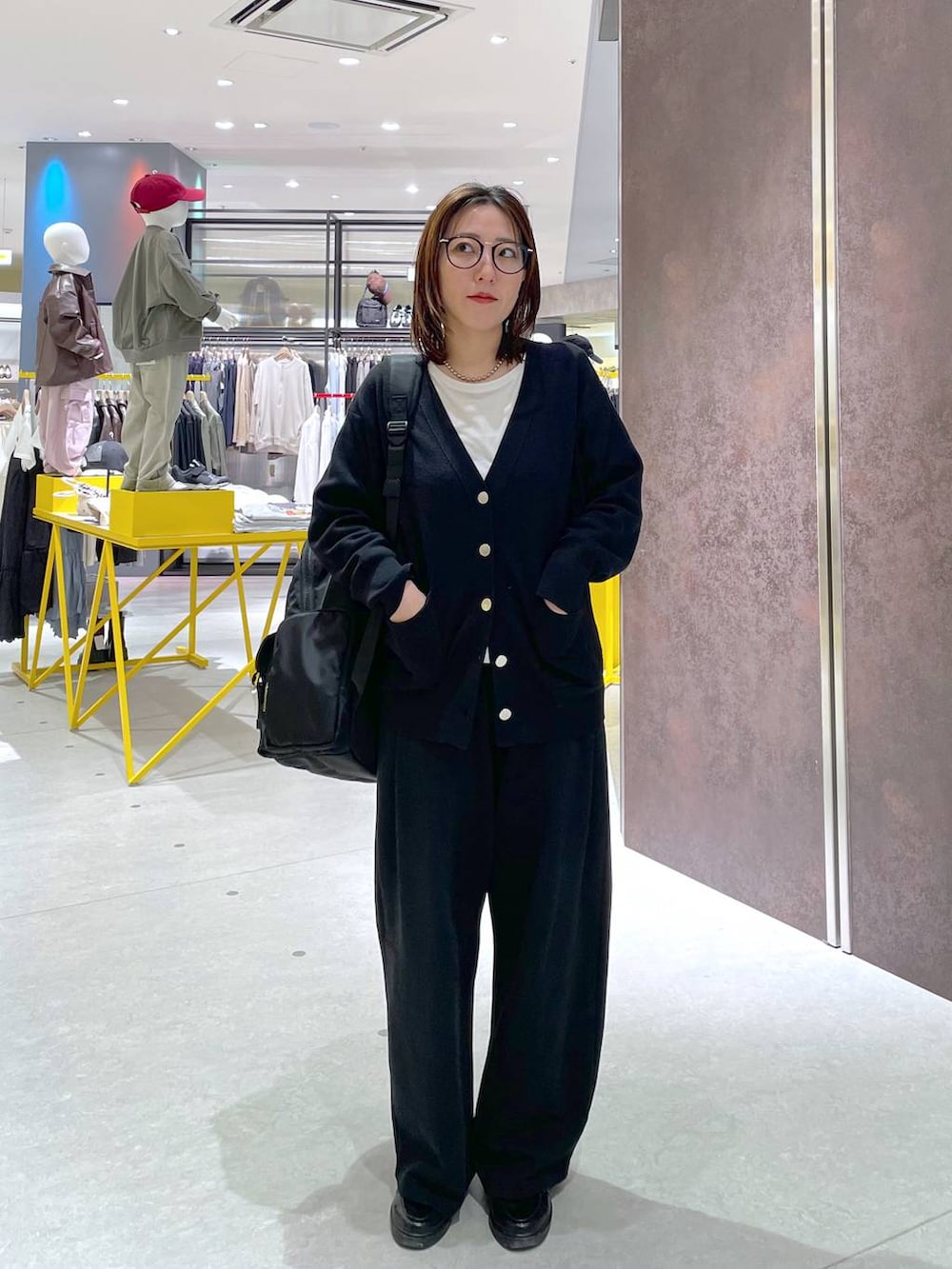 ブラック系のカーディガン/ボレロ、ブラック系のバックパック/リュック、ブラック系のスウェットパンツを着用したレディースの春コーディネートの4枚目の写真