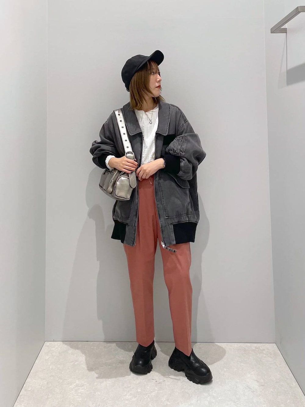 ベージュ系のTシャツ/カットソー、ピンク系のその他パンツ、ブラック系のブルゾンを着用したレディースの秋コーディネートの3枚目の写真