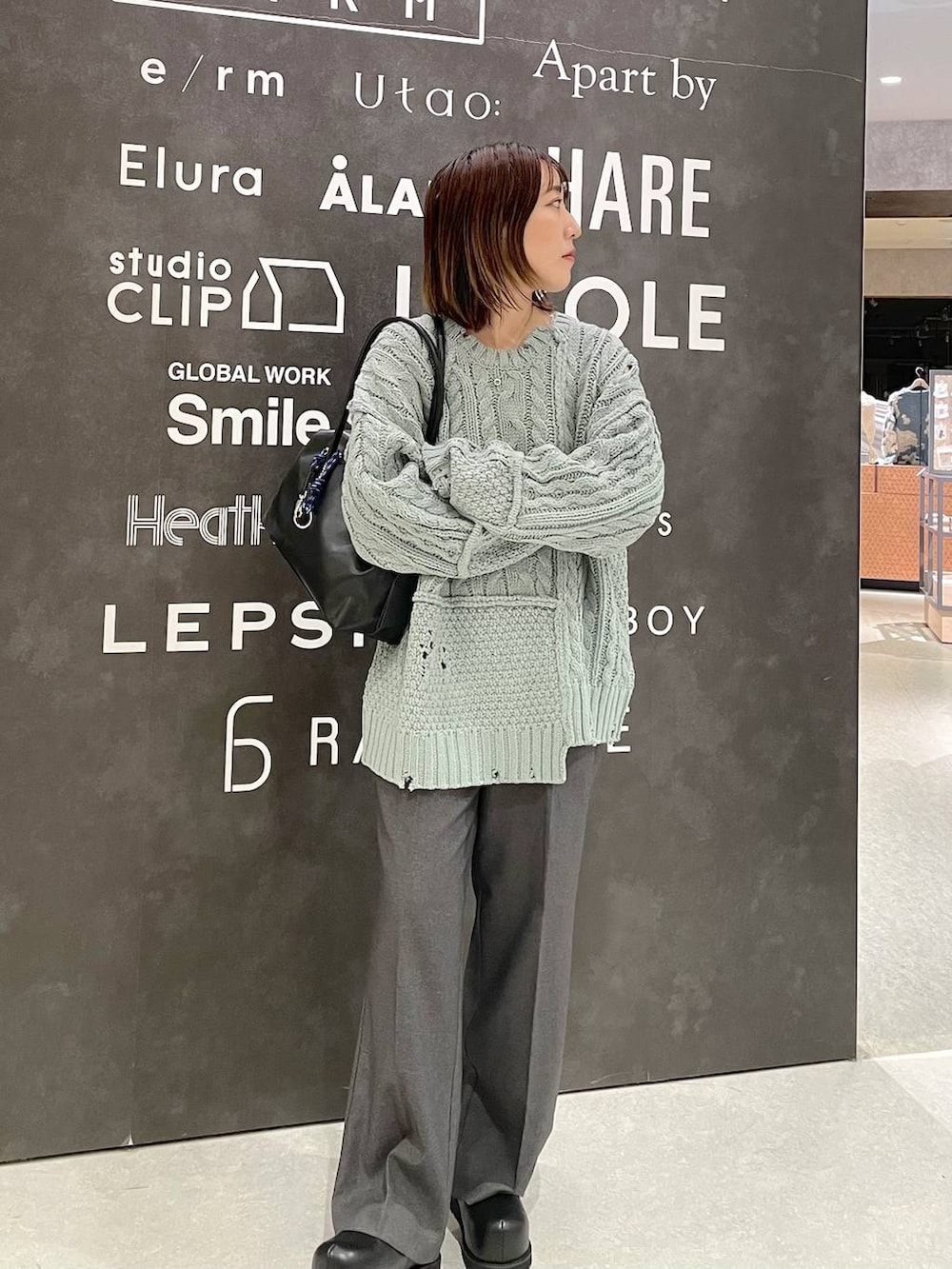 ブラック系のボストンバッグ、グレー系のその他パンツ、ブラック系のその他シューズを着用したレディースの秋コーディネートの4枚目の写真