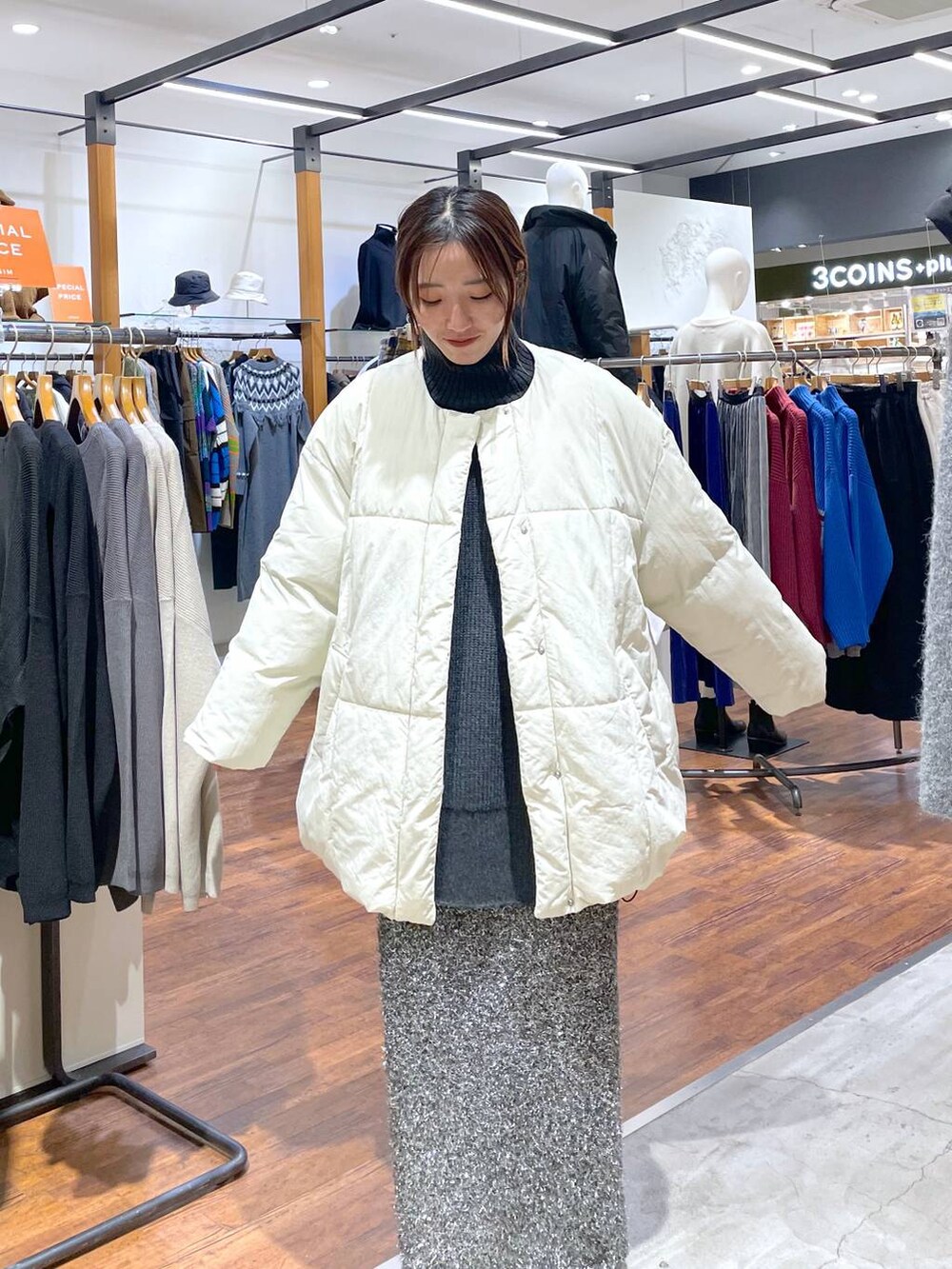 グレー系のTシャツ/カットソー、ホワイト系のその他アウター、ブラック系のスカートを着用したレディースの冬コーディネートの4枚目の写真