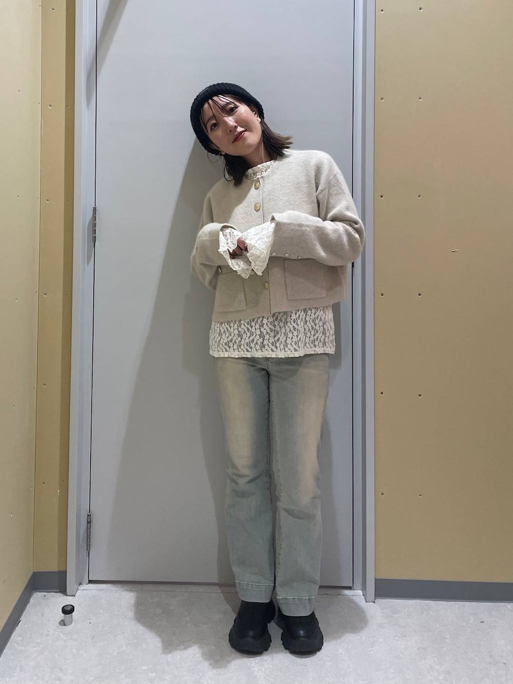 ホワイト系のカーディガン/ボレロを着用したレディースの冬コーディネートの4枚目の写真