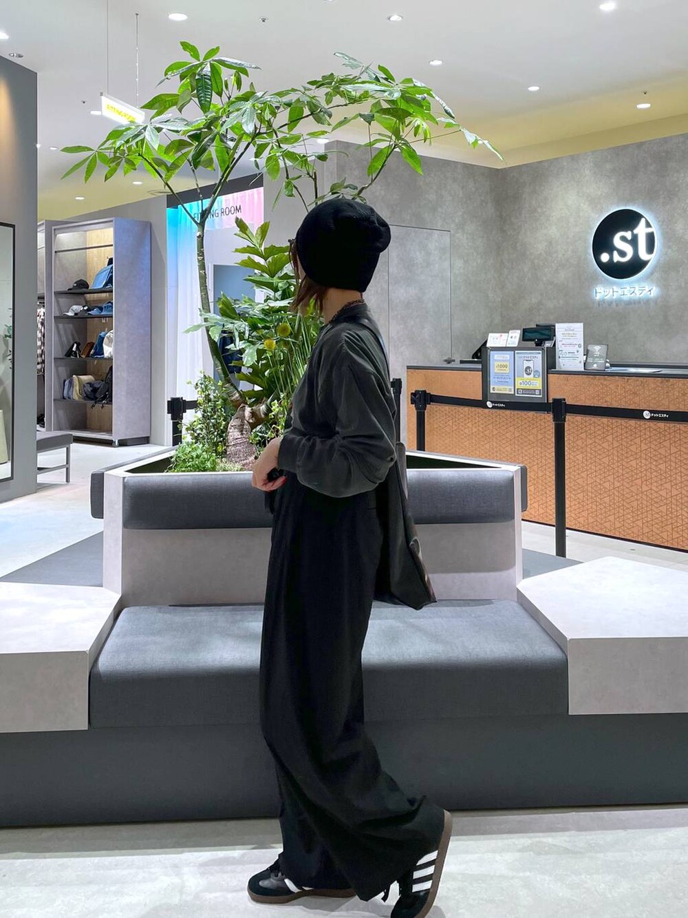 ブラック系のショルダーバッグ、グレー系のTシャツ/カットソー、ブラック系のスラックスを着用したレディースの秋コーディネートの2枚目の写真