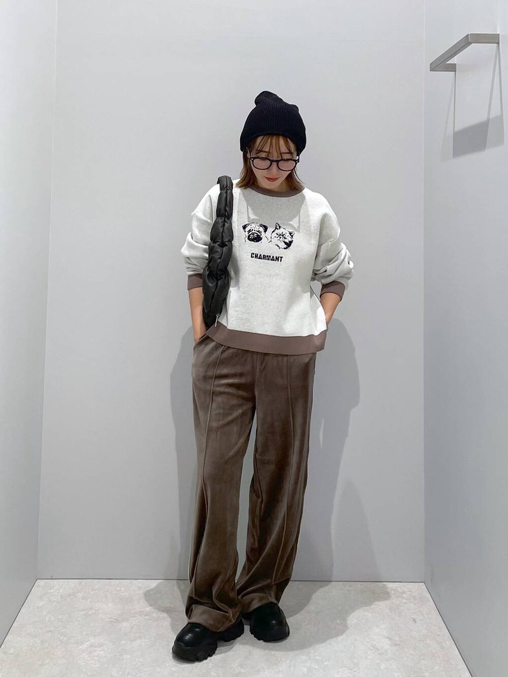 ブラウン系のその他パンツ、ブラック系のハンドバッグ、ベージュ系のニット/セーターを着用したレディースの秋コーディネートの4枚目の写真