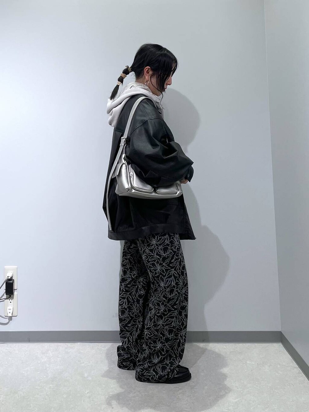 その他のショルダーバッグ、グレー系のパーカー、ブラック系のブルゾンを着用したレディースの春コーディネートの3枚目の写真