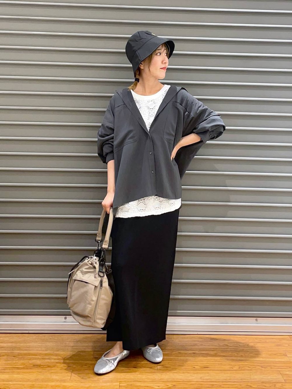 ホワイト系のTシャツ/カットソー、ベージュ系のショルダーバッグ、グレー系のシャツ/ブラウスを着用したレディースの秋コーディネートの2枚目の写真