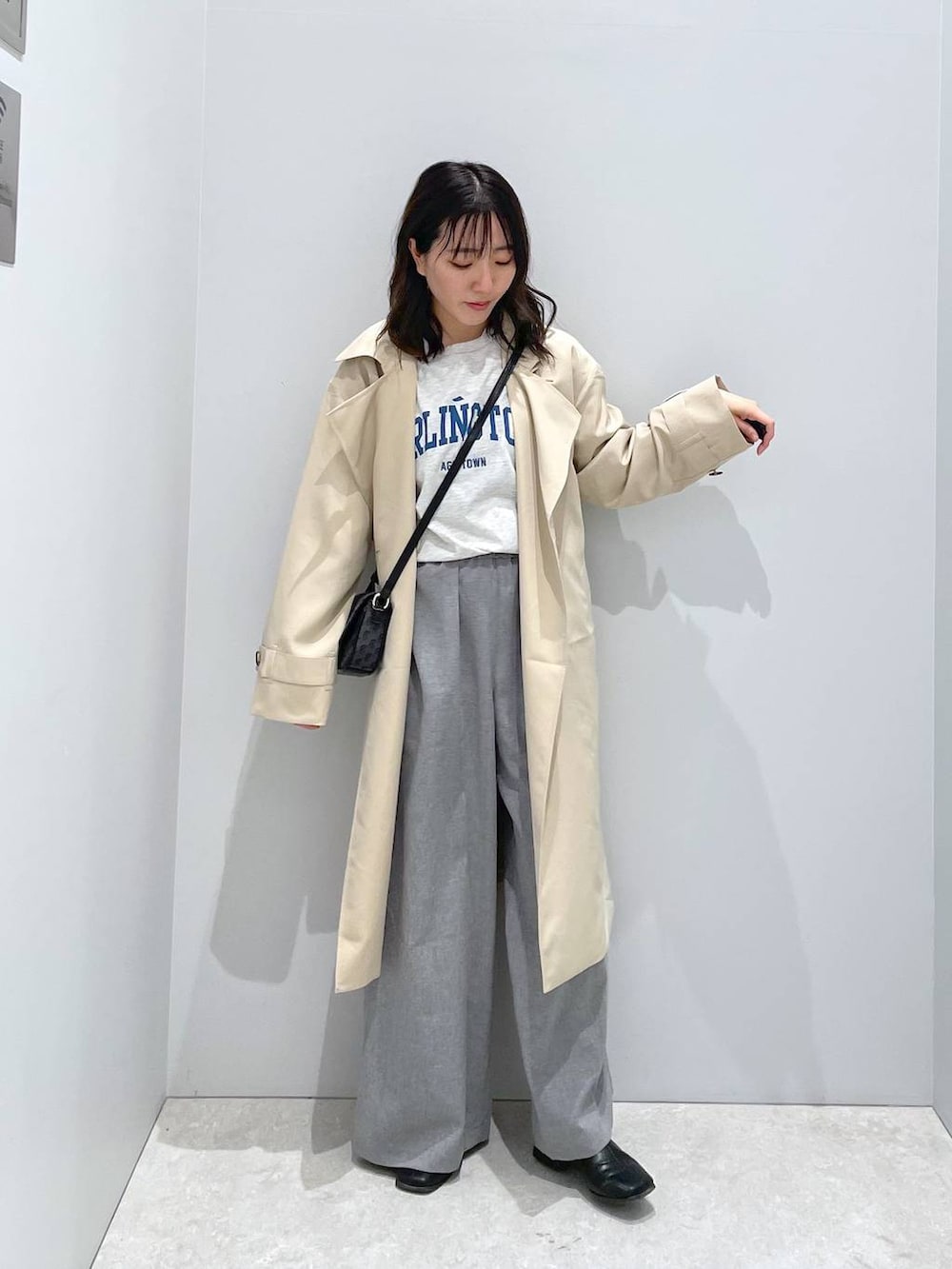 「低身長、カジュアル、ベーシック/シンプル、体型カバー、高見え、ゆったり、LEPSIM」｜「GLOBAL WORKのヘビロッTEEワイドプリント長袖/147641（Tシャツ/カットソー、グレー系）」を使った、manaさん（レディース・153cm）の春コーディネートの4枚目の写真