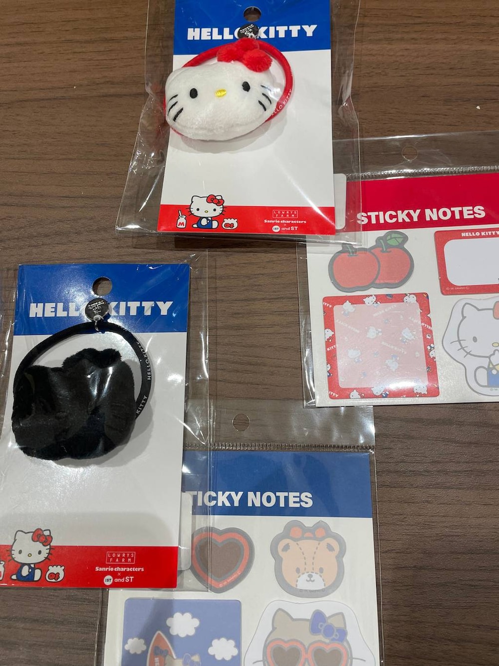 レッド系のヘアゴム、ブラック系の食器、レッド系のステーショナリーを着用したレディースの冬コーディネートの5枚目の写真