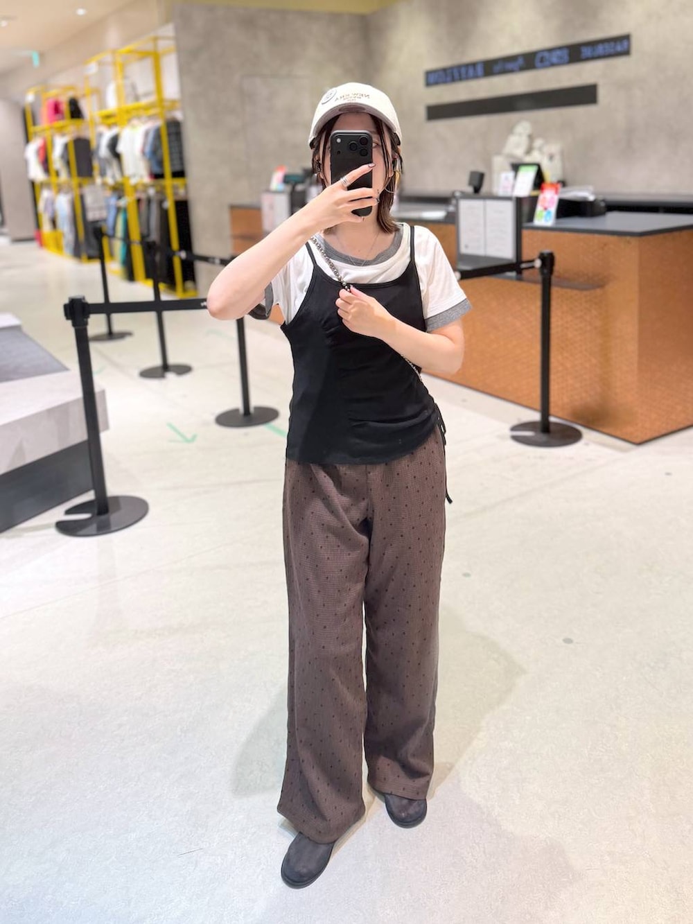 ホワイト系のTシャツ/カットソー、その他のショルダーバッグ、ブラウン系のその他パンツを着用したレディースの夏コーディネートの4枚目の写真