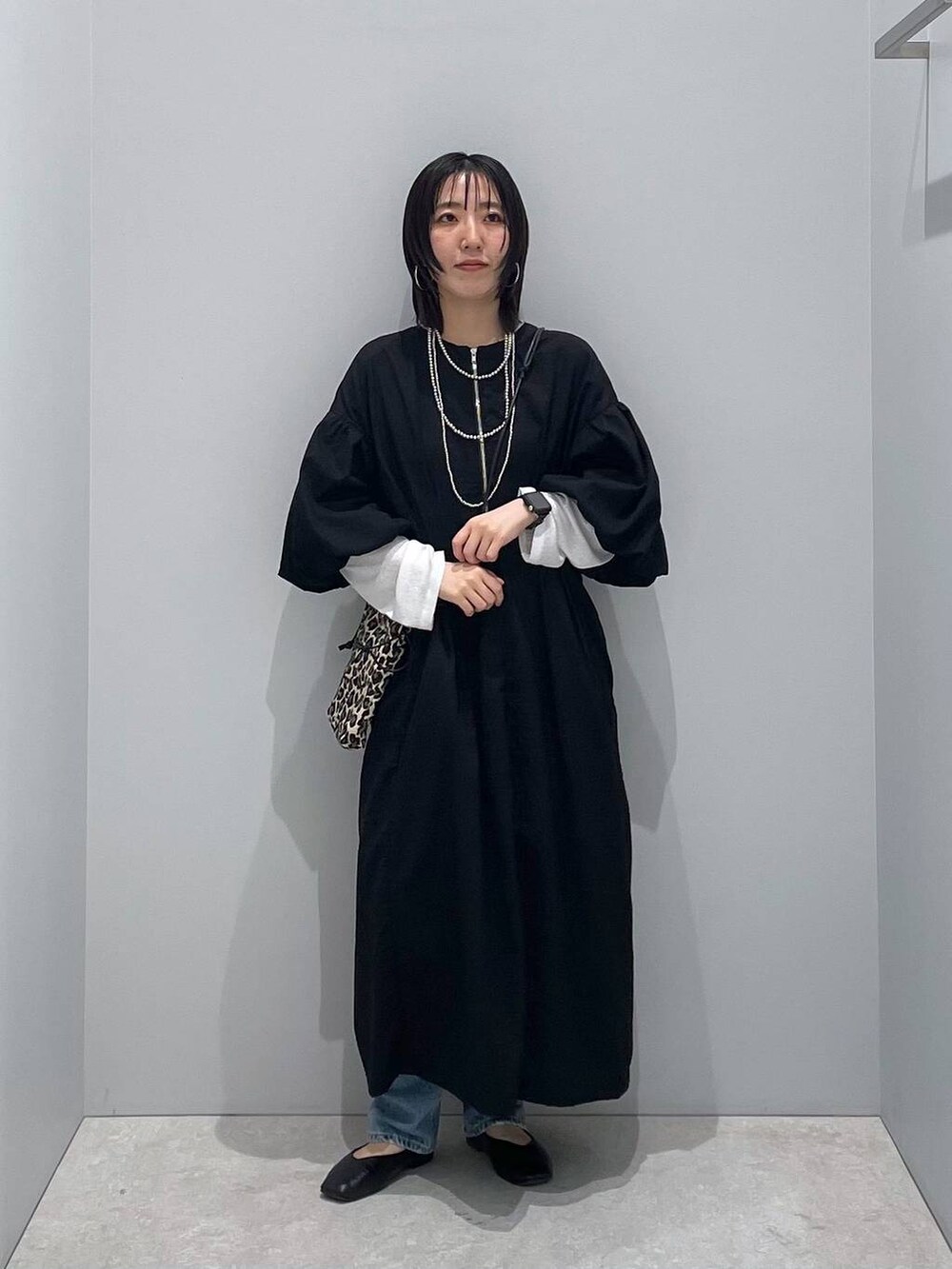 「低身長、カジュアル、ベーシック/シンプル、高見え、ゆったり、モノトーン、シンプルコーデ、大人カジュアル、きれいめカジュアル」｜「LOWRYS FARMのコクーンZIPワンピース　 133571（ワンピース、ブラック系）」を使った、manaさん（レディース・153cm）の夏コーディネートの4枚目の写真