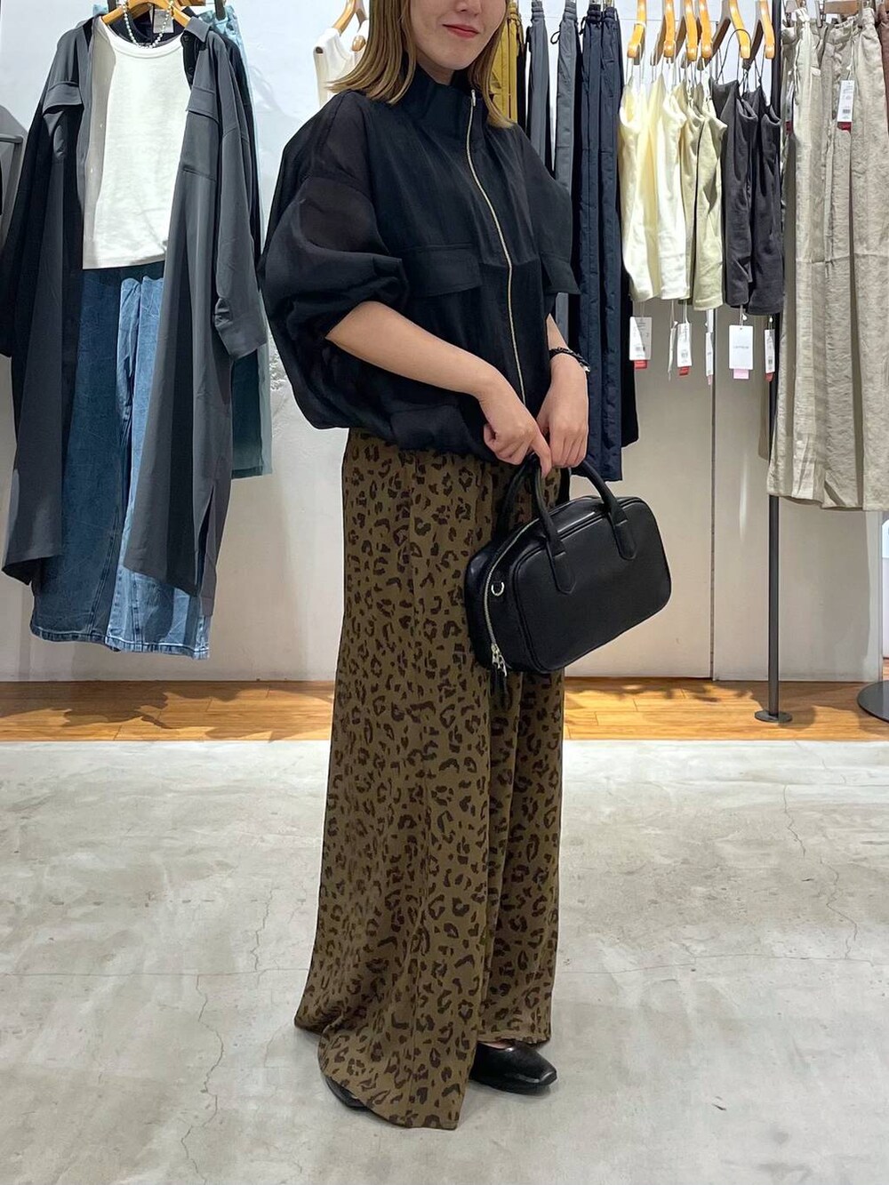 その他のスカート、ブラック系のブルゾン、ブラック系のパンプスを着用したレディースの夏コーディネートの2枚目の写真