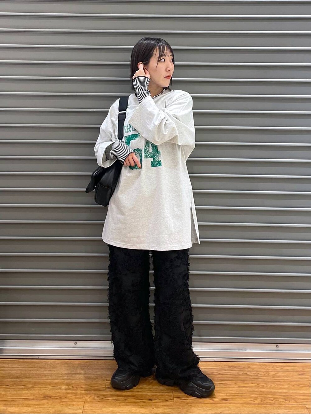 ブラック系のショルダーバッグ、ブラック系のその他パンツ、グレー系のチュニックを着用したレディースの春コーディネートの3枚目の写真