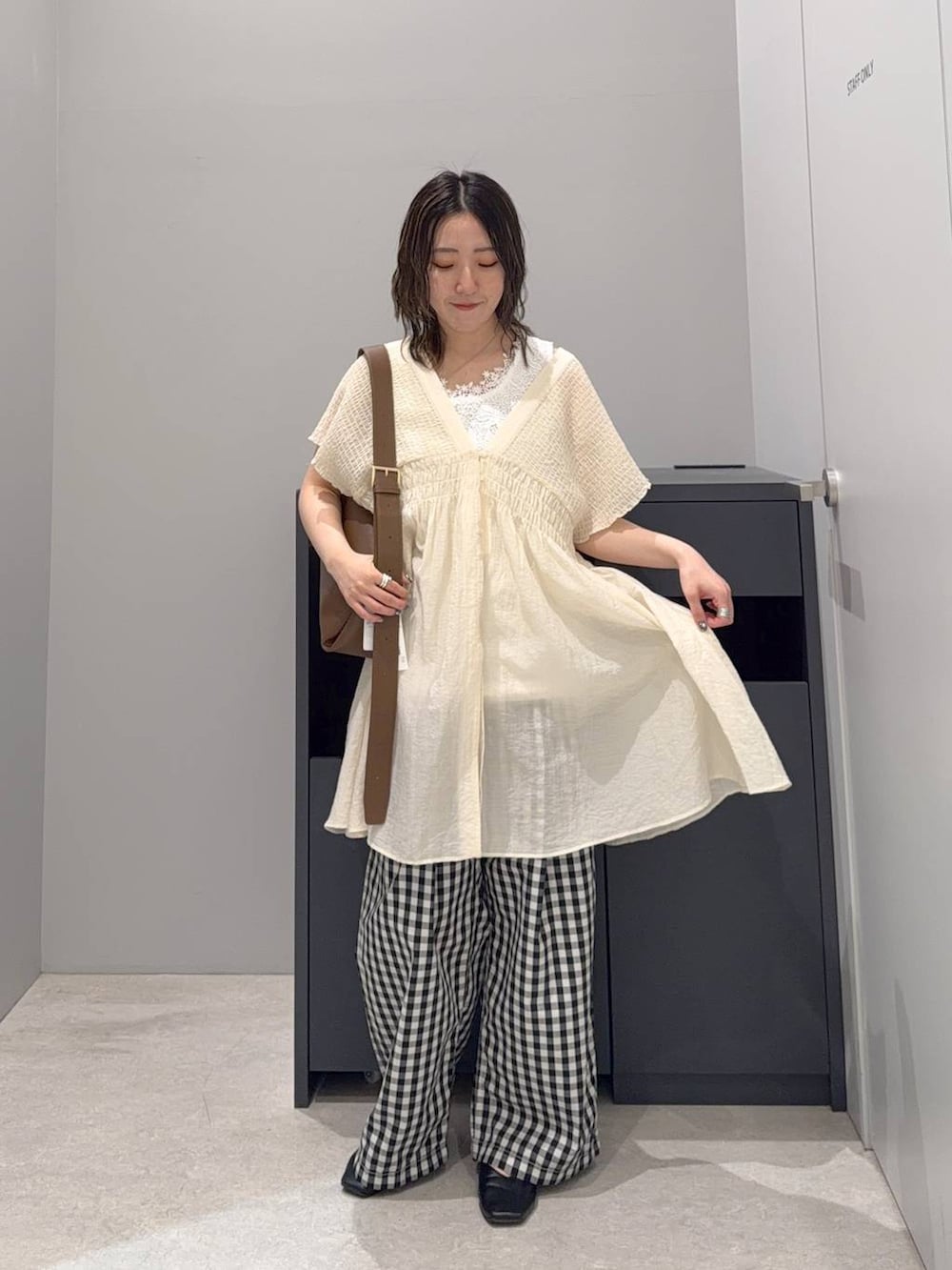 ホワイト系のシャツ/ブラウス、ホワイト系のその他パンツ、ホワイト系のタンクトップを着用したレディースの夏コーディネートの2枚目の写真