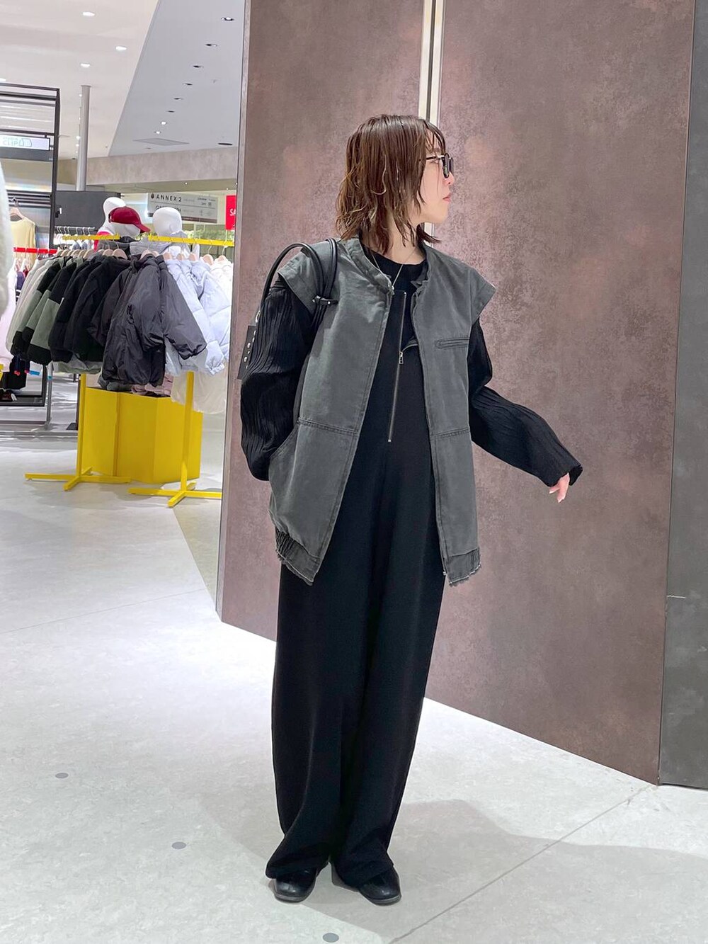 ブラック系のブルゾン、ブラック系のサロペット/オーバーオール、ブラック系のボストンバッグを着用したレディースの冬コーディネートの2枚目の写真