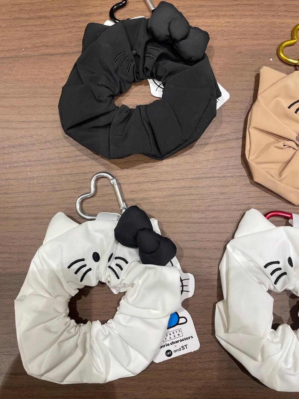 ブラック系のその他雑貨を着用したレディースの冬コーディネートの2枚目の写真