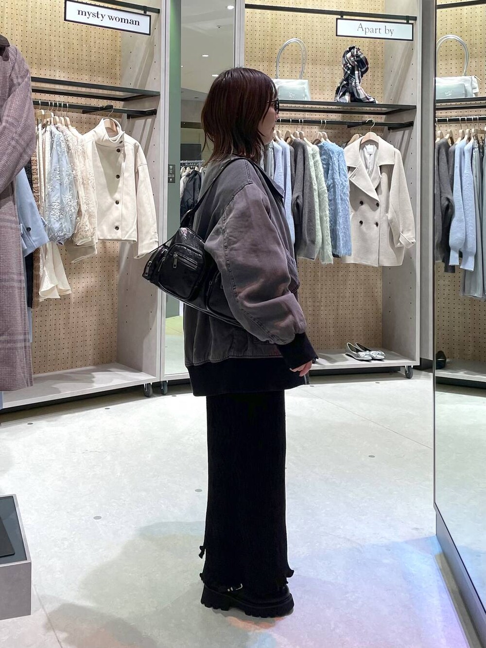 「低身長、カジュアル、ベーシック/シンプル、体型カバー、高見え、ゆったり、LEPSIM」｜「JEANASISのリバーシブルパファーフライトジャケット/115894（ブルゾン、グレー系）」を使った、manaさん（レディース・153cm）の冬コーディネートの2枚目の写真