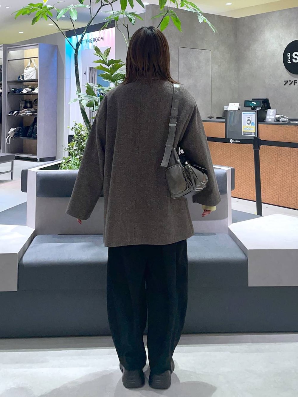 「LEPSIM、低身長、カジュアル、ベーシック/シンプル、体型カバー、高見え、ゆったり」｜「GLOBAL WORKの軽やかストレッチミドルジャケット/115512（テーラードジャケット、ブラウン系）」を使った、manaさん（レディース・153cm）の冬コーディネートの3枚目の写真