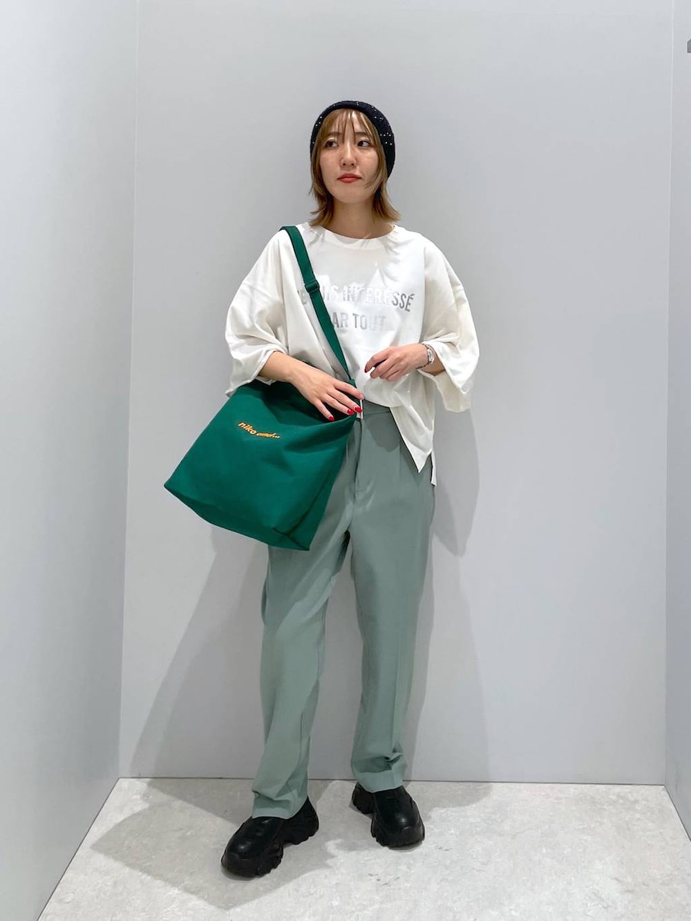 「ベーシック/シンプル、体型カバー、低身長、カジュアル、高見え、ゆったり、LEPSIM」｜「GLOBAL WORKのウツクシルエットプレミアムスリムストレート/115389（その他パンツ、グリーン系）」を使った、manaさん（レディース・153cm）の秋コーディネートの3枚目の写真