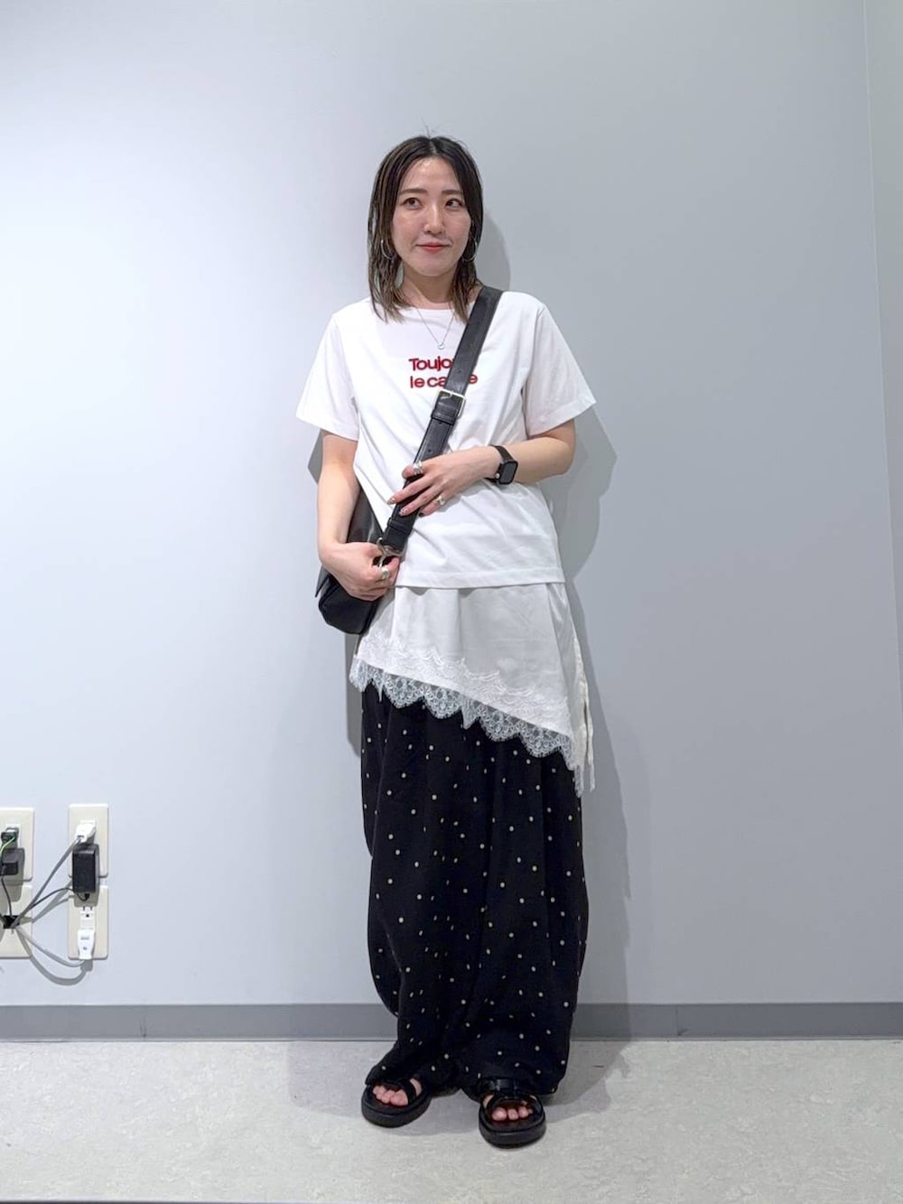 ブラック系のショルダーバッグ、ブラック系のサンダル、その他のその他パンツを着用したレディースの夏コーディネートの3枚目の写真