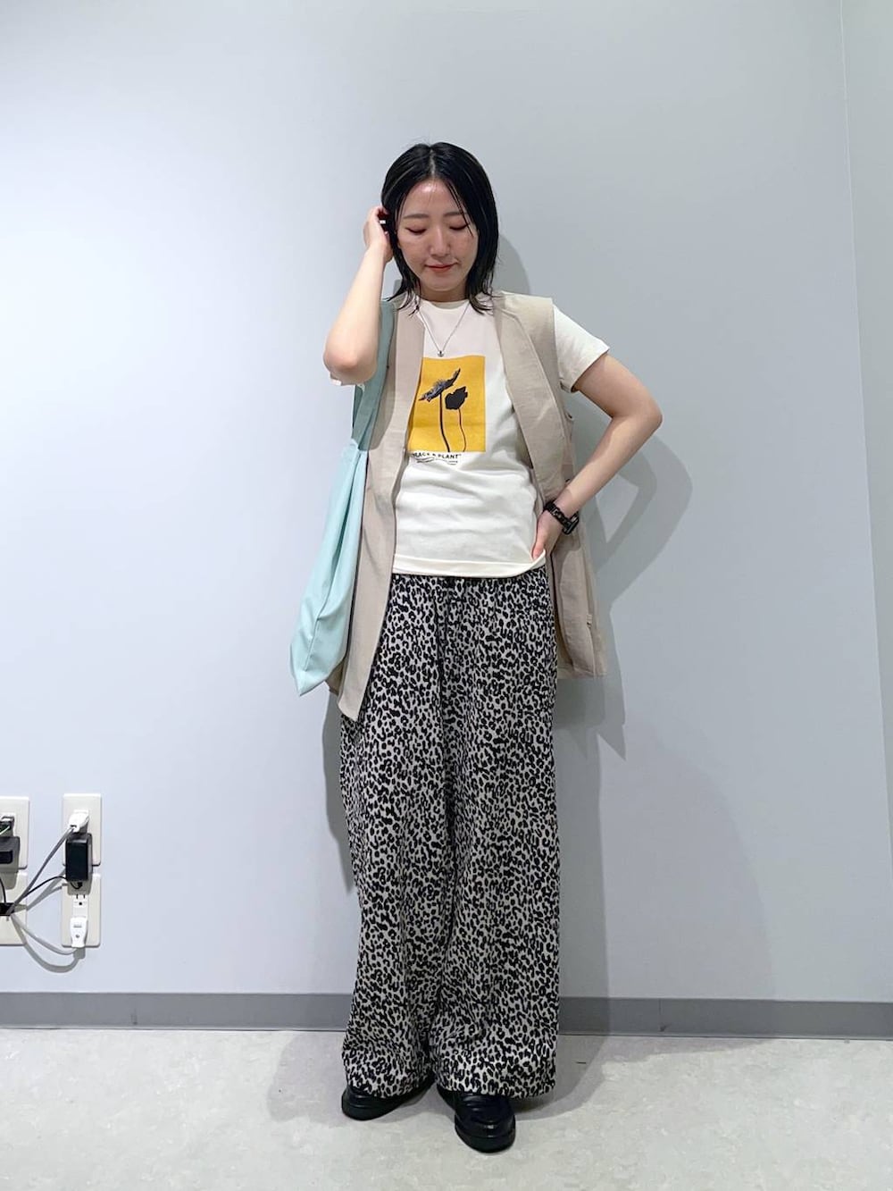 ベージュ系のその他アウター、ホワイト系のその他パンツ、ホワイト系のTシャツ/カットソーを着用したレディースの春コーディネートの2枚目の写真