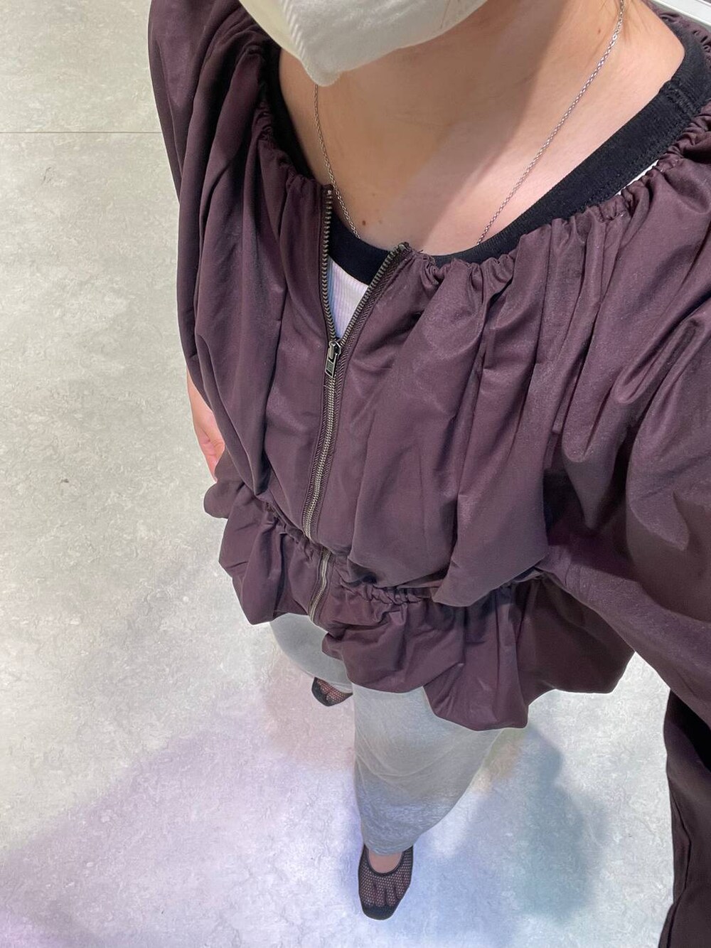 ブラウン系のシャツ/ブラウスを着用したレディースの秋コーディネートの3枚目の写真