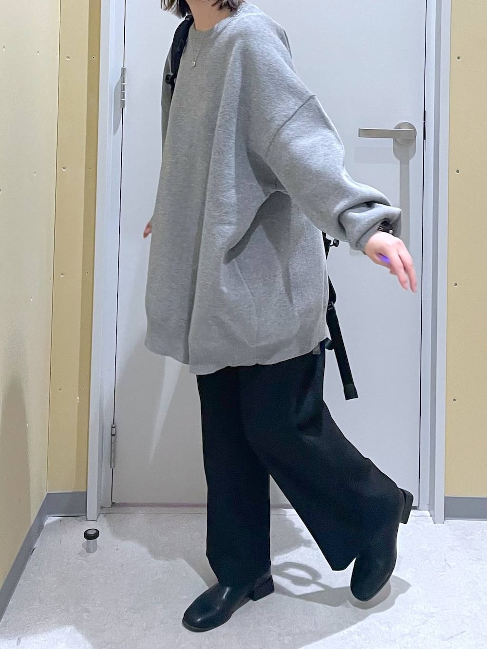 グレー系のニット/セーター、ブラック系のバックパック/リュック、ブラック系のその他パンツを着用したレディースの秋コーディネートの3枚目の写真