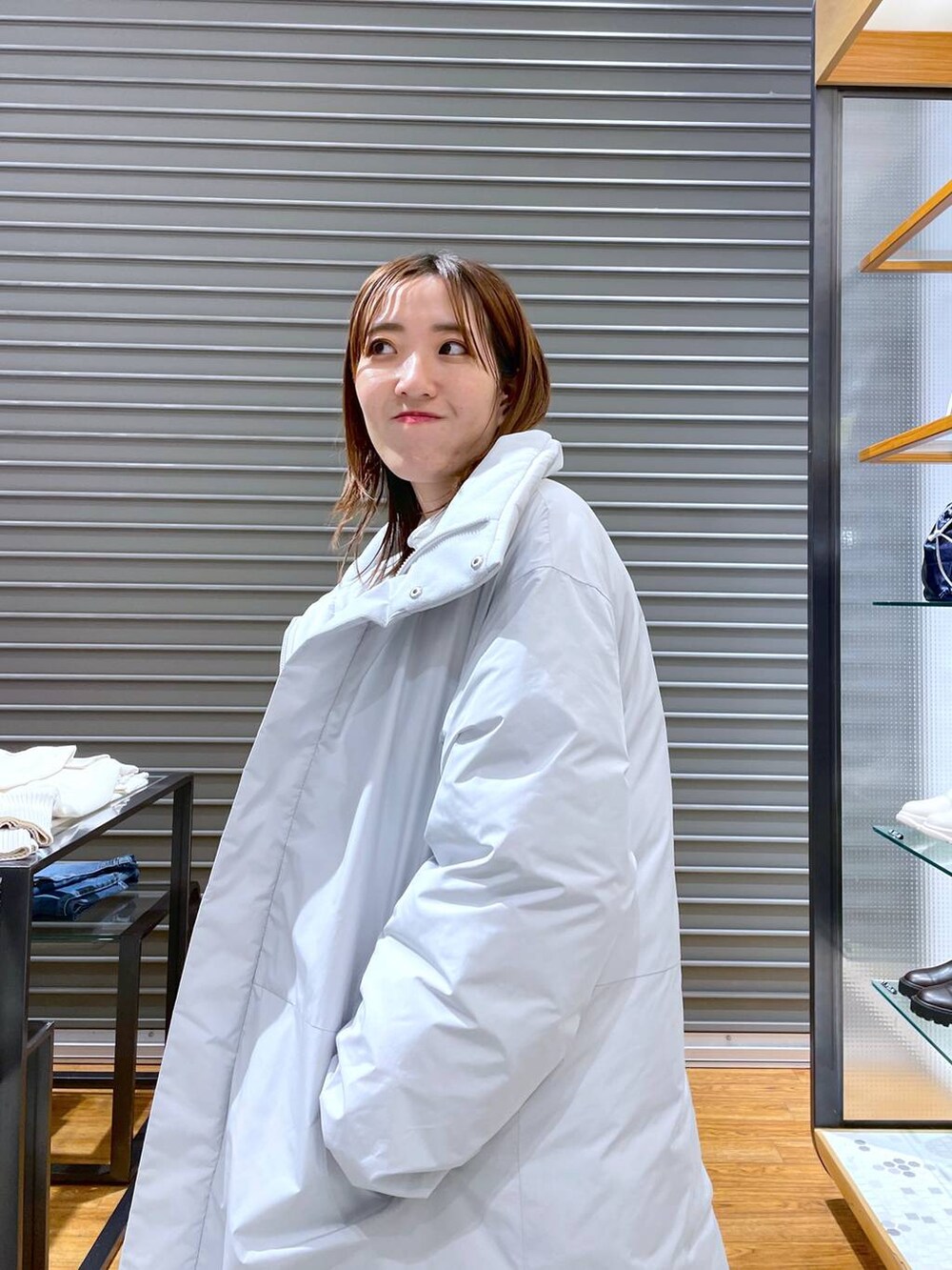 グレー系のその他パンツ、グレー系のニット/セーター、ホワイト系のTシャツ/カットソーを着用したレディースの秋コーディネートの2枚目の写真