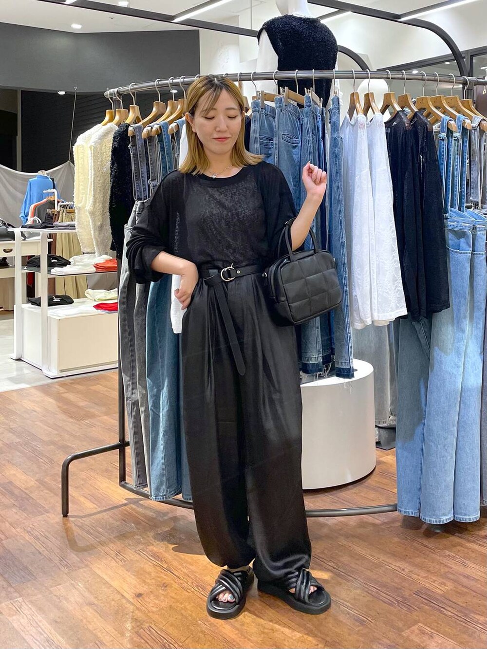 ブラック系のTシャツ/カットソー、ブラック系のその他パンツ、ブラック系のボストンバッグを着用したレディースの秋コーディネートの2枚目の写真