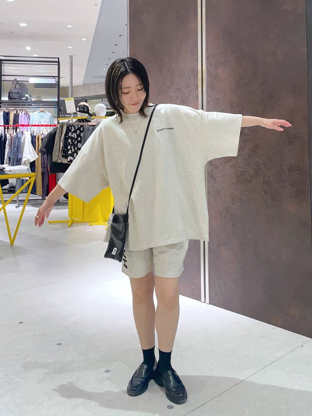 ブラック系のショルダーバッグ、その他のTシャツ/カットソーを着用したレディースの春コーディネートの2枚目の写真