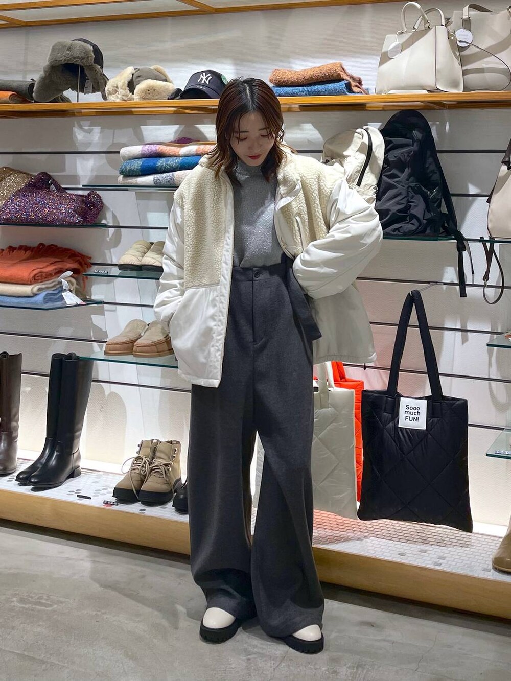 ホワイト系のその他アウター、ホワイト系のブーツ、グレー系のその他パンツを着用したレディースの冬コーディネートの2枚目の写真