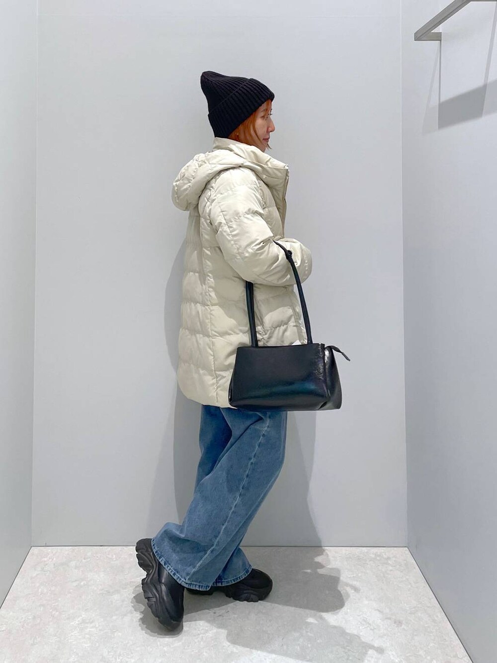 「カジュアル、ベーシック/シンプル、体型カバー、低身長、高見え、ゆったり、LEPSIM」｜「LOWRYS FARMの４ＲＯＯＭショルダーＢＡＧ138730（ショルダーバッグ、ブラック系）」を使った、manaさん（レディース・153cm）の冬コーディネートの3枚目の写真