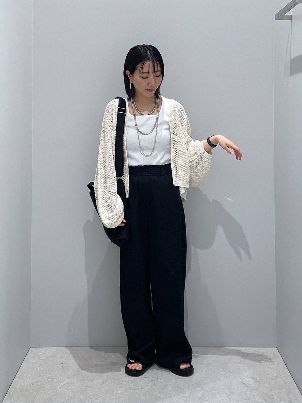 ブラック系のその他パンツ、ホワイト系のタンクトップ、ブラック系のサンダルを着用したレディースの春コーディネートの4枚目の写真