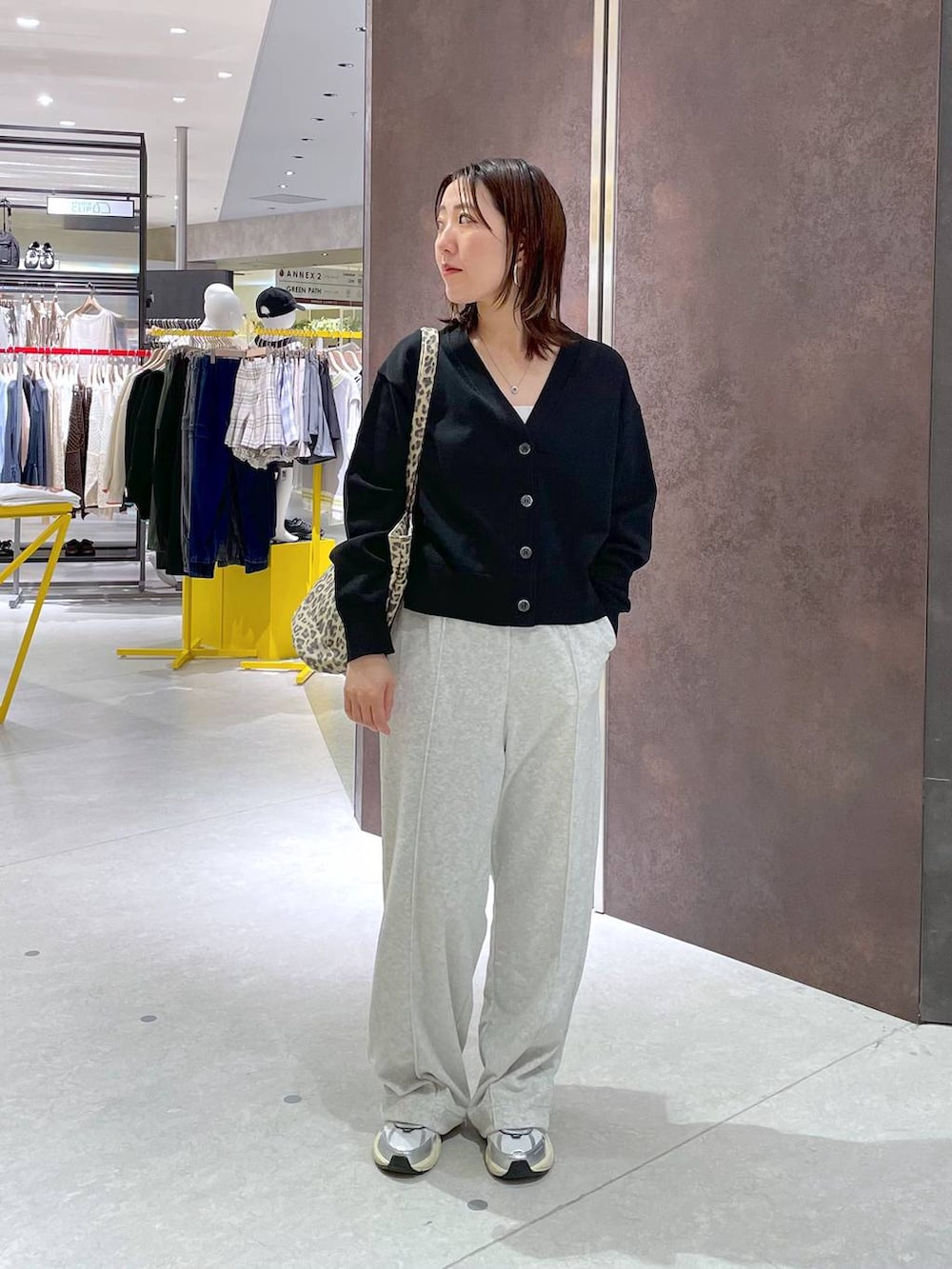 グレー系のその他パンツ、ブラック系のカーディガン/ボレロ、その他のトートバッグを着用したレディースの春コーディネートの4枚目の写真