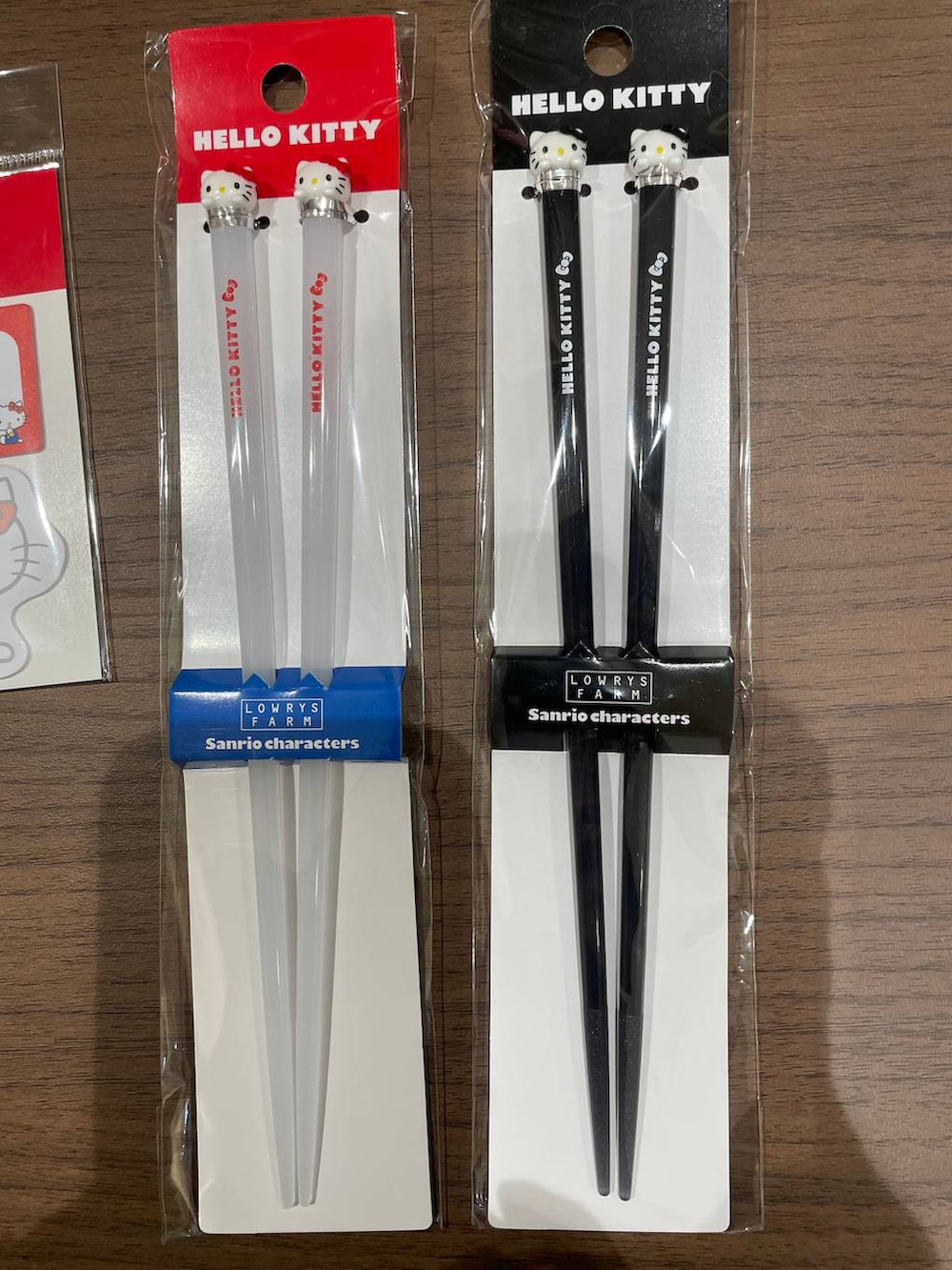 レッド系のヘアゴム、ブラック系の食器、レッド系のステーショナリーを着用したレディースの冬コーディネートの4枚目の写真