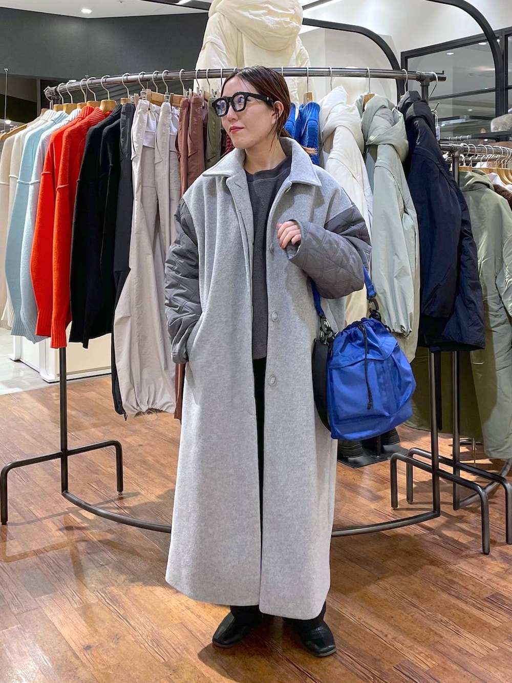 ブラック系のその他パンツ、グレー系のTシャツ/カットソー、グレー系のその他アウターを着用したレディースの冬コーディネートの2枚目の写真