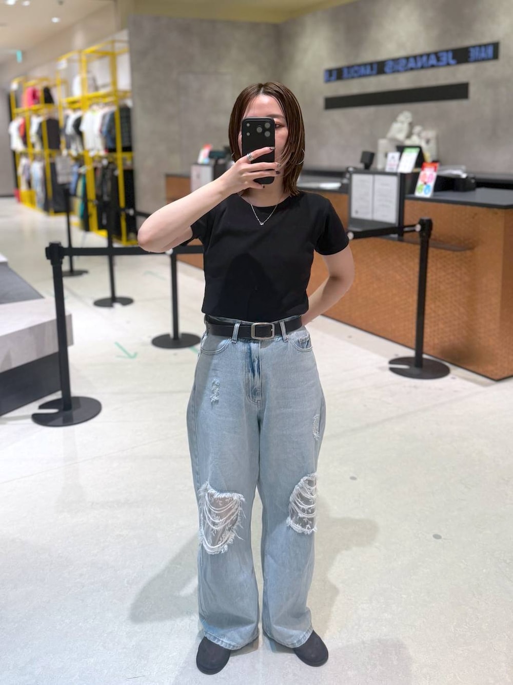 ブルー系のデニムパンツ、ブラック系のTシャツ/カットソーを着用したレディースの夏コーディネートの2枚目の写真