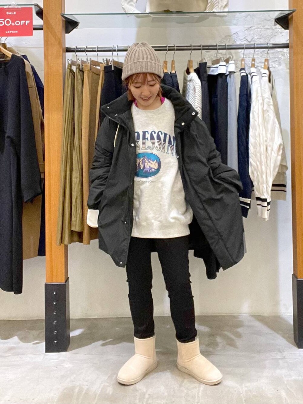 ブラック系のその他パンツ、グレー系のスウェット、ブラック系のダウンジャケット/コートを着用したレディースの冬コーディネートの2枚目の写真