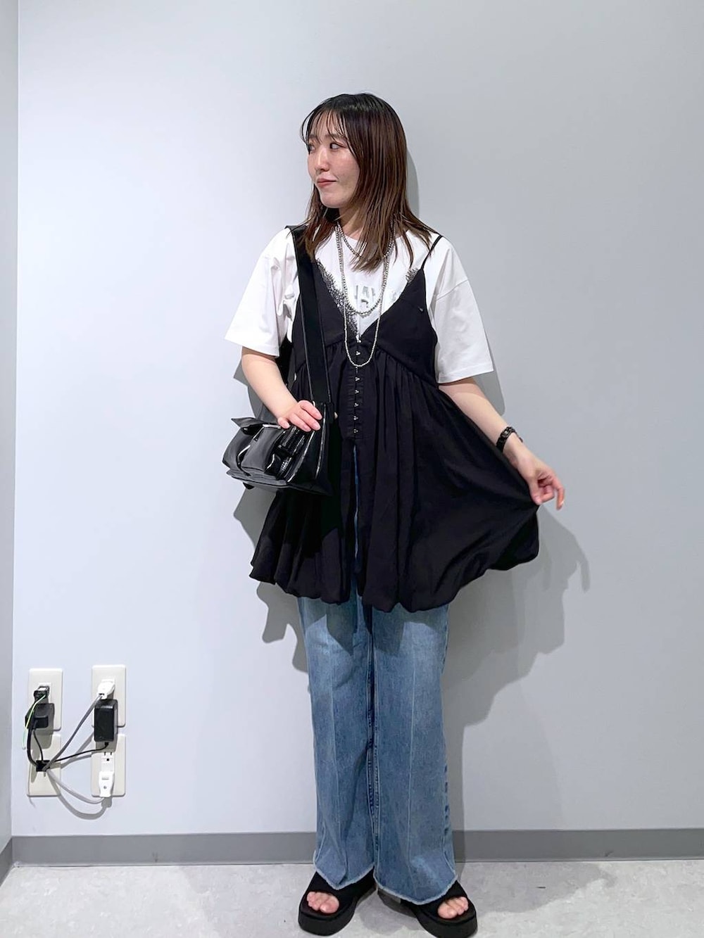 「低身長、シンプルコーデ、大人カジュアル、カジュアル、ベーシック/シンプル、高見え、ゆったり、モノトーン、きれいめカジュアル」｜「GLOBAL WORKのリッチクリーンプリントT半袖/147640（Tシャツ/カットソー、ホワイト系）」を使った、manaさん（レディース・153cm）の春コーディネートの3枚目の写真
