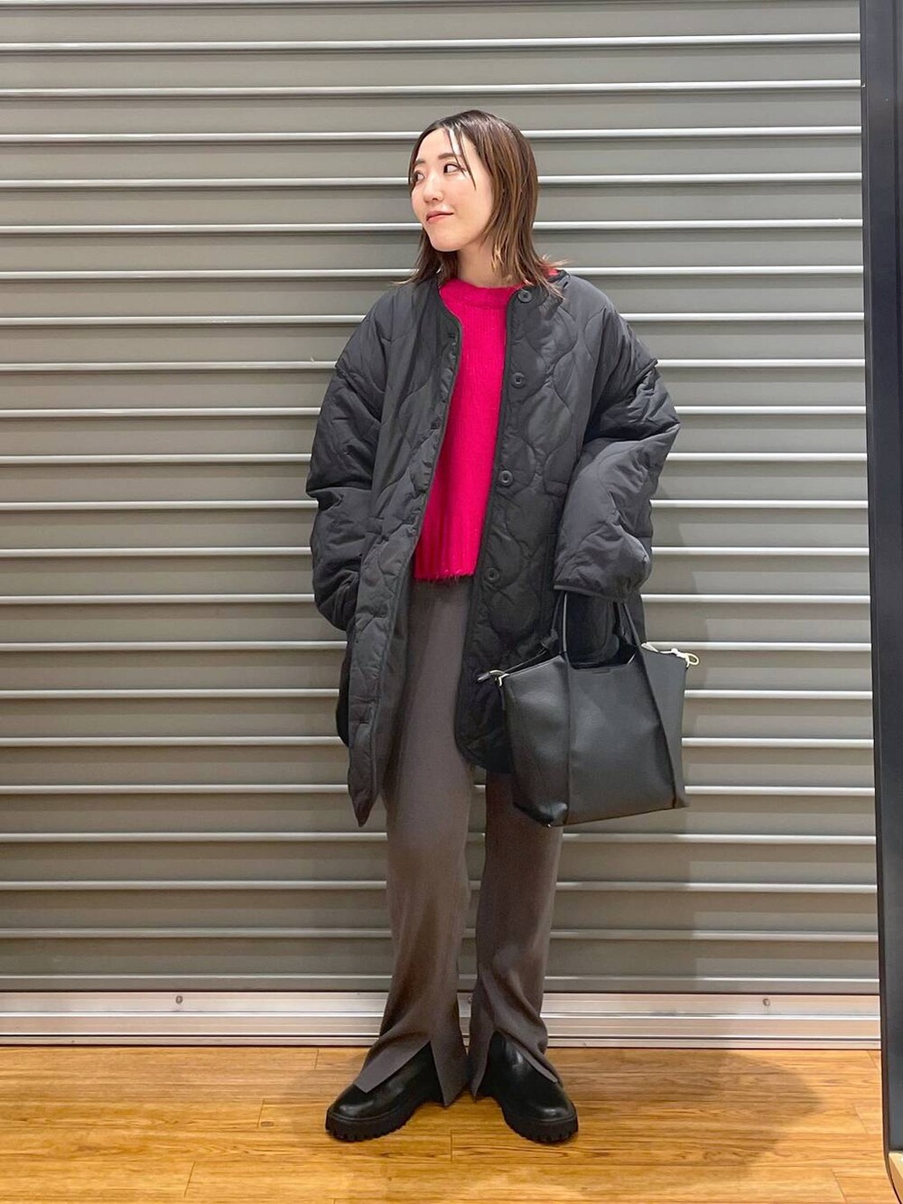 グレー系のその他パンツ、ブラック系のその他アウター、ブラック系のショルダーバッグを着用したレディースの冬コーディネートの2枚目の写真