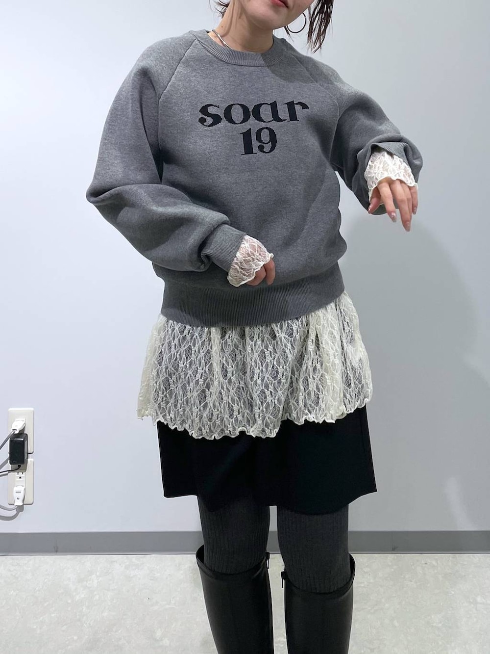 ブラック系のブーツ、ブラック系のその他パンツ、グレー系のニット/セーターを着用したレディースの冬コーディネートの2枚目の写真