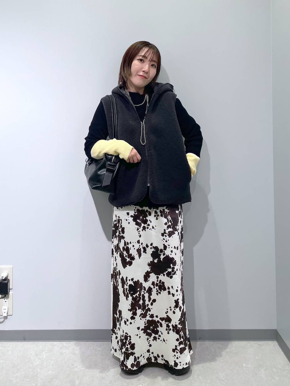 その他のスカート、ブラック系のボストンバッグ、ブラック系のニット/セーターを着用したレディースの冬コーディネートの4枚目の写真