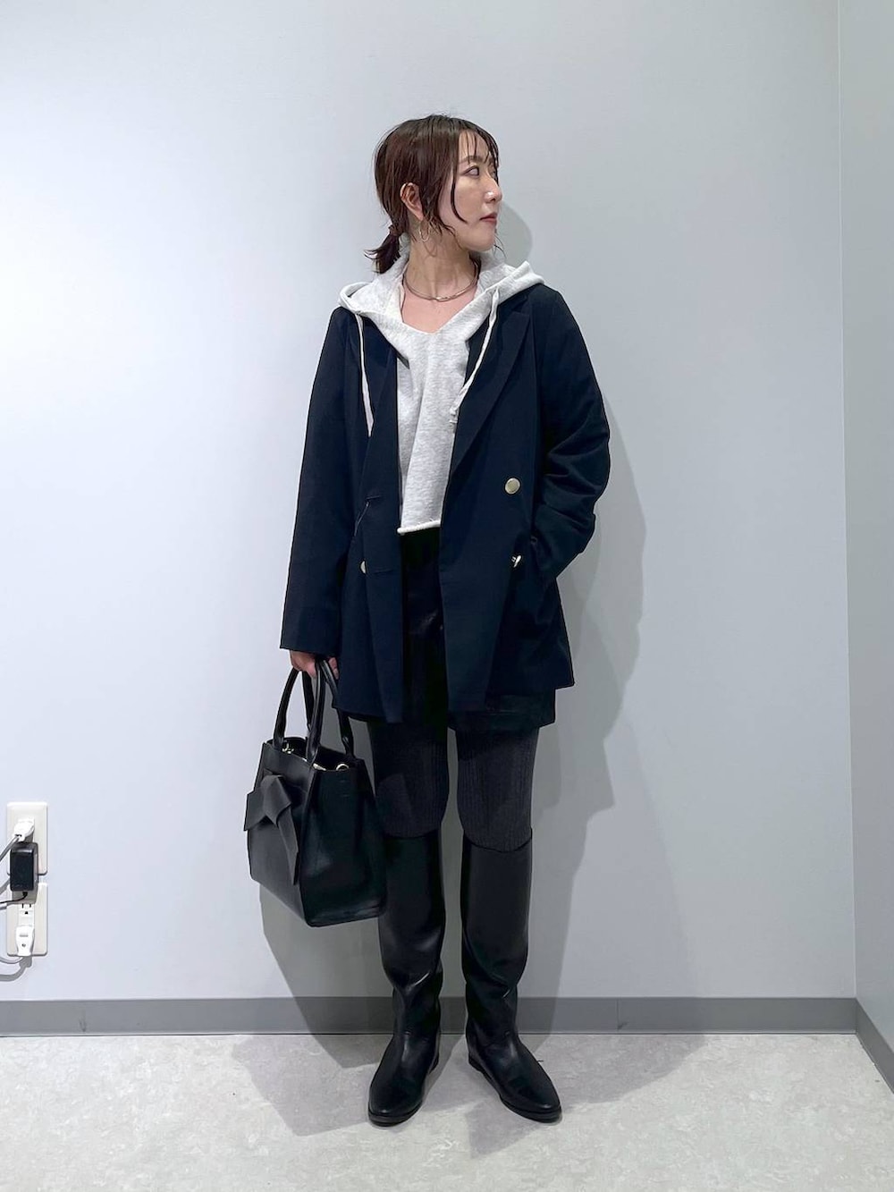 ブラック系のその他パンツ、ブルー系のテーラードジャケット、ブラック系のハンドバッグを着用したレディースの冬コーディネートの4枚目の写真