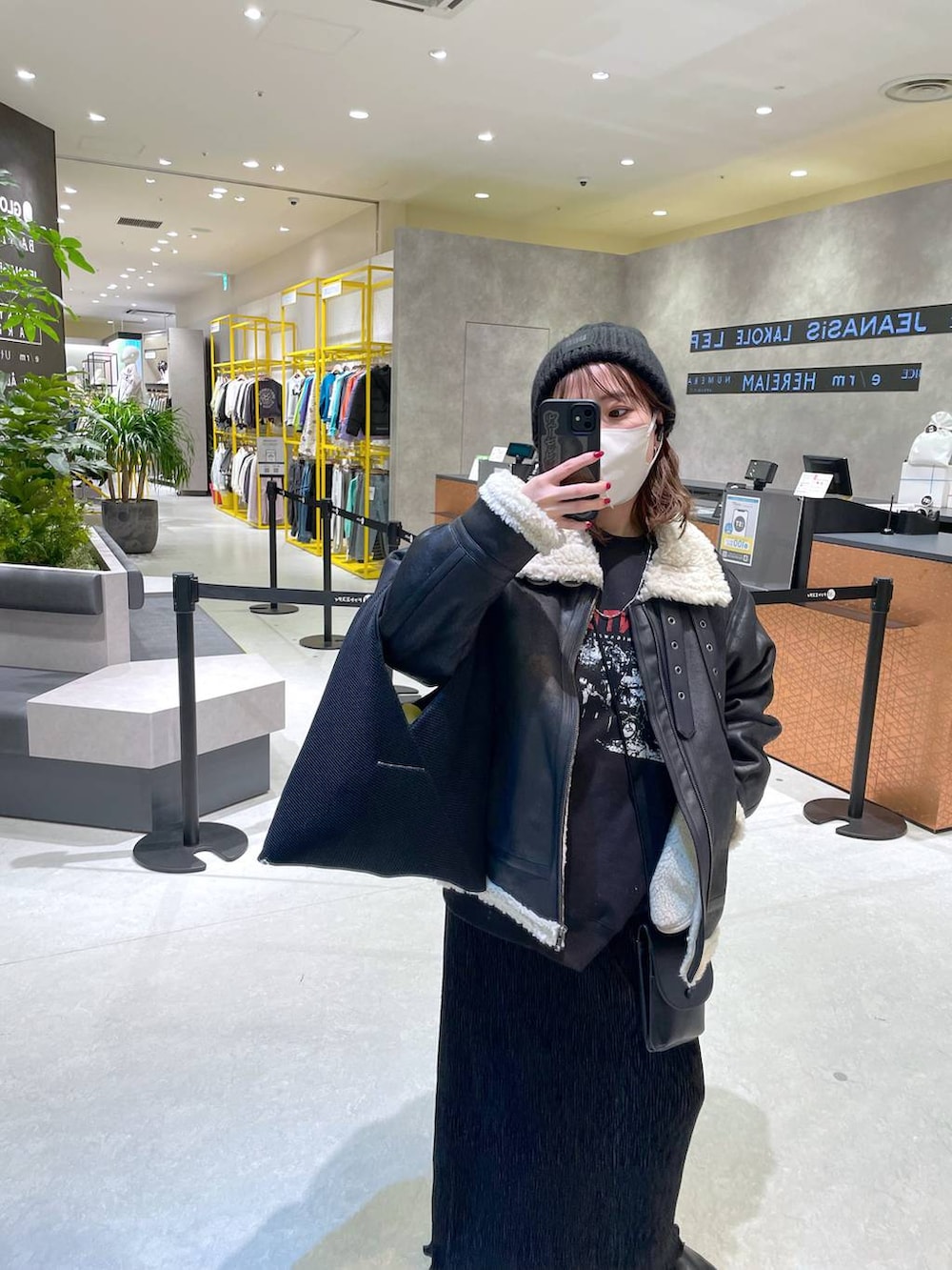 ブラック系のスカート、ブラック系のスウェットを着用したレディースの冬コーディネートの3枚目の写真