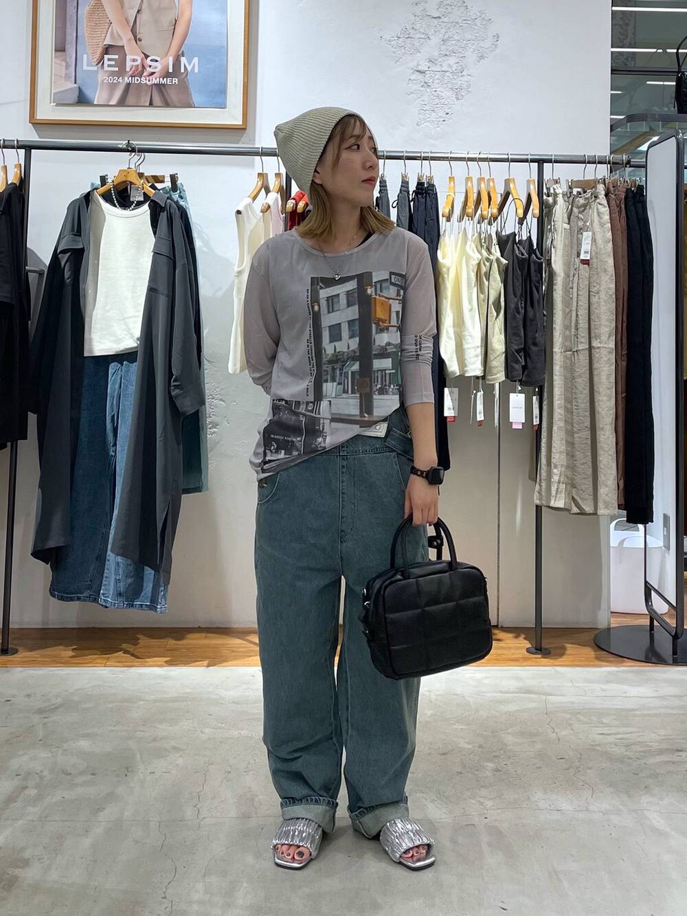 ブルー系のサロペット/オーバーオール、シルバー系のサンダル、グレー系のTシャツ/カットソーを着用したレディースの夏コーディネートの2枚目の写真