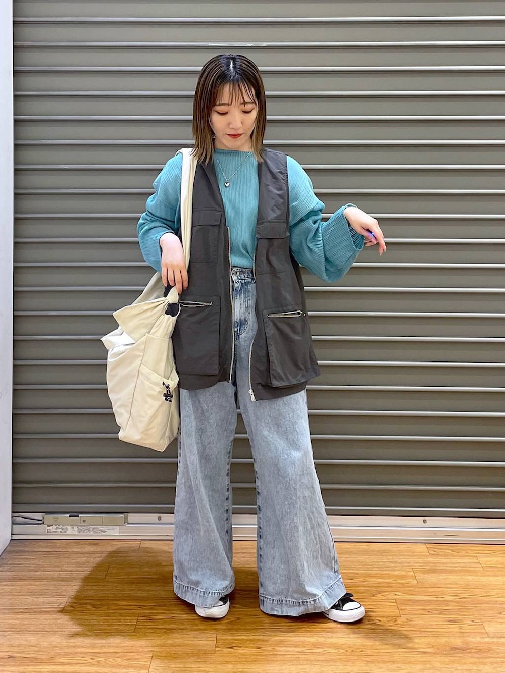 「低身長、カジュアル、ベーシック/シンプル、体型カバー、高見え、ゆったり、LEPSIM」｜「LEPSIMのマタニティ／撥水ナイロンBIGショルダー　103677（マザーズバッグ、ホワイト系）」を使った、manaさん（レディース・153cm）の春コーディネートの2枚目の写真